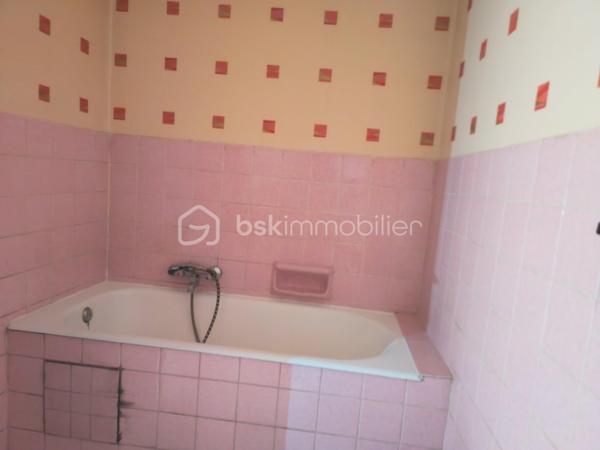 🏡 À VENDRE – Appartement 3 pièces de 65 m² avec ascenseur et stationnement privatif
Découvrez cet appartement lumineux de 65 m², situé au 3ᵉ étage avec ascenseur, au sein d'une résidence entretenue.
Il se compose d'une belle entrée avec sol en marbre, d'une cuisine avec accès au balcon, d'un salon, d'une salle à manger avec balcon, d'une chambre, d'une salle de bain et de WC séparés.
Côté confort, vous bénéficierez de fenêtres en double vitrage bois, de volets manuels à chaîne, d'un chauffage collectif au gaz par radiateurs ainsi que d'un DPE : D. Petit rafraîchissement à prévoir ! 
Une cave complète ce bien, ainsi qu'une place de stationnement privative au sein de la résidence.
📞 Pour plus d'informations ou organiser une visite, contactez Véronique Mathieu – BSK Immobilier
📱 06 12 50 24 42
📧 ve.mathieu@bskimmobilier.com