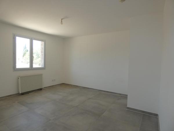 Villa plain pied 4 faces de 134m² sur terrain paysagé de 1470m²