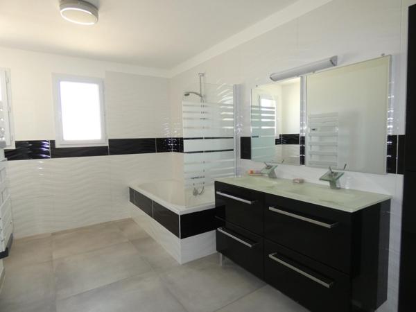 Villa plain pied 4 faces de 134m² sur terrain paysagé de 1470m²