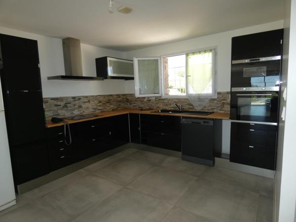 Villa plain pied 4 faces de 134m² sur terrain paysagé de 1470m²