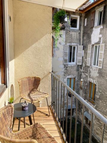 Annecy centre   Rue Carnot   T3 rénové avec balcon