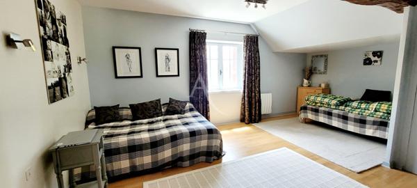 Maison Charentaise de 5 Chambres avec garage et dépendances