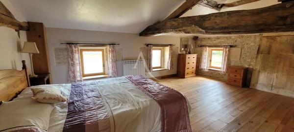 Maison Charentaise de 5 Chambres avec garage et dépendances