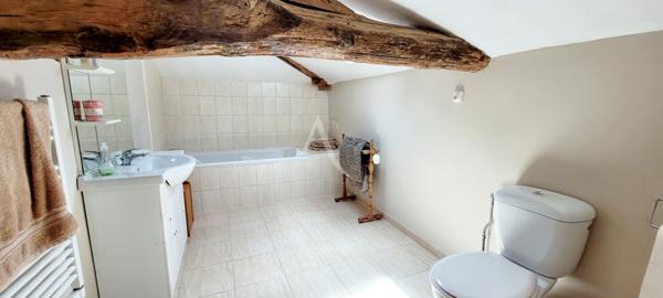 Maison Charentaise de 5 Chambres avec garage et dépendances