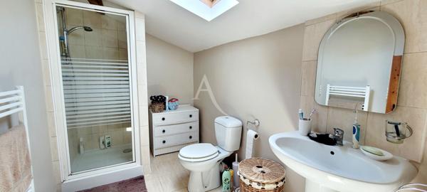 Maison Charentaise de 5 Chambres avec garage et dépendances