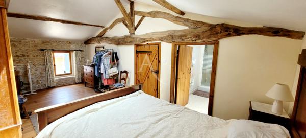 Maison Charentaise de 5 Chambres avec garage et dépendances