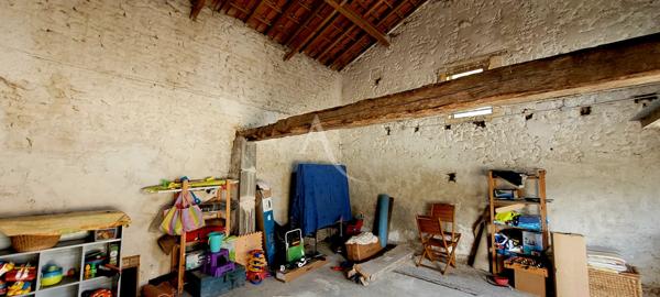 Maison Charentaise de 5 Chambres avec garage et dépendances