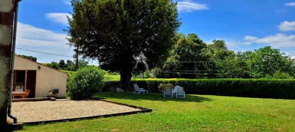 Maison Charentaise de 5 Chambres avec garage et dépendances