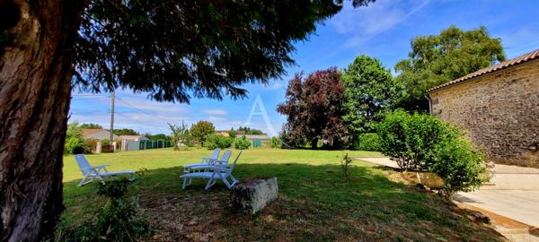 Maison Charentaise de 5 Chambres avec garage et dépendances