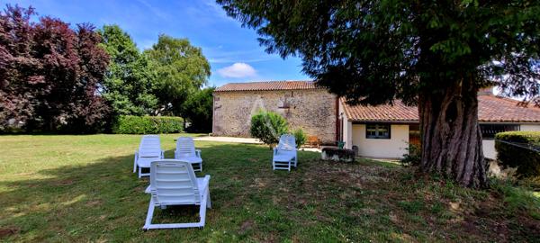 Maison Charentaise de 5 Chambres avec garage et dépendances