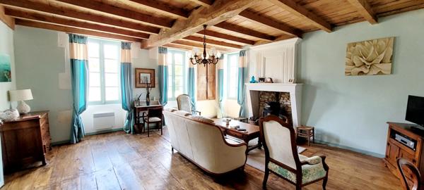 Maison Charentaise de 5 Chambres avec garage et dépendances