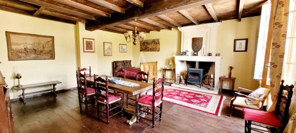 Maison Charentaise de 5 Chambres avec garage et dépendances