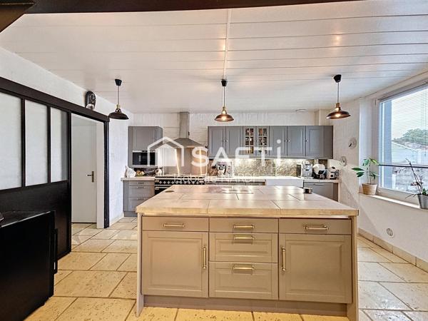 Maison individuelle rénovée avec piscine, coup de cœur assuré !