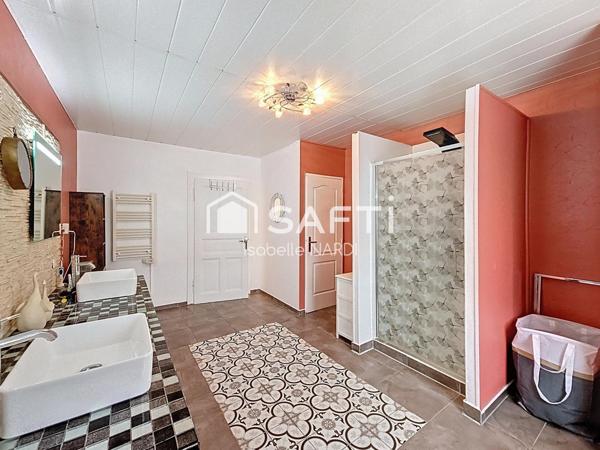 Maison individuelle rénovée avec piscine, coup de cœur assuré !