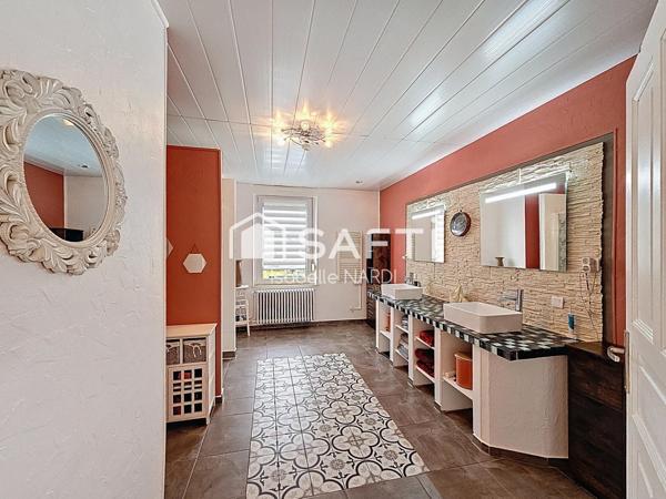 Maison individuelle rénovée avec piscine, coup de cœur assuré !