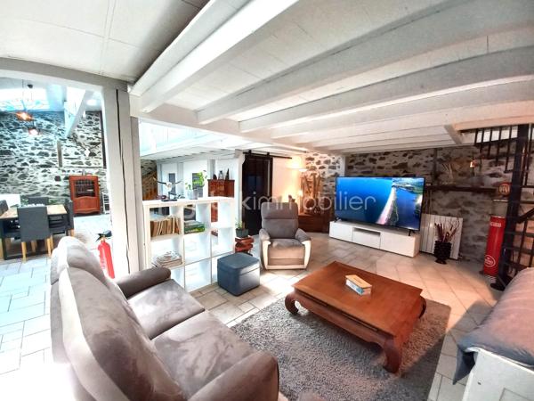 Découvrez au centre ville de Lourdes, ce magnifique Loft rénové de 203 m² environ.

 Il est vendu entièrement meublé, équipé, prêt à être utilisé. Construit dans les années 70, ce vaste espace entièrement rénové est idéal par son emplacement ainsi que par son aménagement.

Ce bien exceptionnel, présente des espaces de vie généreux et lumineux qui vous enchanteront. Parfaitement conservé, il promet un confort optimal grâce à sa rénovation de qualité.

Idéal pour ceux qui recherchent un environnement atypique, proche de toutes commodités.

En plus de l'appartement, un commerce de 49 m2 environ, avec entrée indépendante, une grande vitrine, une zone stockage et un sanitaire peut accueillir différents projets.

 Cet espace peut aussi devenir une extension du loft (garage, salon, atelier, salle de jeux,...). 

N'attendez pas contactez moi et je vous présente peut-être votre futur investissement....