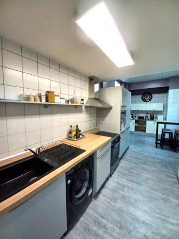 Découvrez au centre ville de Lourdes, ce magnifique Loft rénové de 203 m² environ.

 Il est vendu entièrement meublé, équipé, prêt à être utilisé. Construit dans les années 70, ce vaste espace entièrement rénové est idéal par son emplacement ainsi que par son aménagement.

Ce bien exceptionnel, présente des espaces de vie généreux et lumineux qui vous enchanteront. Parfaitement conservé, il promet un confort optimal grâce à sa rénovation de qualité.

Idéal pour ceux qui recherchent un environnement atypique, proche de toutes commodités.

En plus de l'appartement, un commerce de 49 m2 environ, avec entrée indépendante, une grande vitrine, une zone stockage et un sanitaire peut accueillir différents projets.

 Cet espace peut aussi devenir une extension du loft (garage, salon, atelier, salle de jeux,...). 

N'attendez pas contactez moi et je vous présente peut-être votre futur investissement....