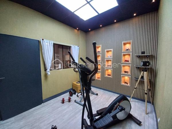 Découvrez au centre ville de Lourdes, ce magnifique Loft rénové de 203 m² environ.

 Il est vendu entièrement meublé, équipé, prêt à être utilisé. Construit dans les années 70, ce vaste espace entièrement rénové est idéal par son emplacement ainsi que par son aménagement.

Ce bien exceptionnel, présente des espaces de vie généreux et lumineux qui vous enchanteront. Parfaitement conservé, il promet un confort optimal grâce à sa rénovation de qualité.

Idéal pour ceux qui recherchent un environnement atypique, proche de toutes commodités.

En plus de l'appartement, un commerce de 49 m2 environ, avec entrée indépendante, une grande vitrine, une zone stockage et un sanitaire peut accueillir différents projets.

 Cet espace peut aussi devenir une extension du loft (garage, salon, atelier, salle de jeux,...). 

N'attendez pas contactez moi et je vous présente peut-être votre futur investissement....