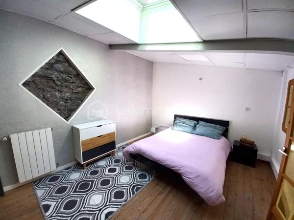 Découvrez au centre ville de Lourdes, ce magnifique Loft rénové de 203 m² environ.

 Il est vendu entièrement meublé, équipé, prêt à être utilisé. Construit dans les années 70, ce vaste espace entièrement rénové est idéal par son emplacement ainsi que par son aménagement.

Ce bien exceptionnel, présente des espaces de vie généreux et lumineux qui vous enchanteront. Parfaitement conservé, il promet un confort optimal grâce à sa rénovation de qualité.

Idéal pour ceux qui recherchent un environnement atypique, proche de toutes commodités.

En plus de l'appartement, un commerce de 49 m2 environ, avec entrée indépendante, une grande vitrine, une zone stockage et un sanitaire peut accueillir différents projets.

 Cet espace peut aussi devenir une extension du loft (garage, salon, atelier, salle de jeux,...). 

N'attendez pas contactez moi et je vous présente peut-être votre futur investissement....