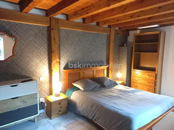 Découvrez au centre ville de Lourdes, ce magnifique Loft rénové de 203 m² environ.

 Il est vendu entièrement meublé, équipé, prêt à être utilisé. Construit dans les années 70, ce vaste espace entièrement rénové est idéal par son emplacement ainsi que par son aménagement.

Ce bien exceptionnel, présente des espaces de vie généreux et lumineux qui vous enchanteront. Parfaitement conservé, il promet un confort optimal grâce à sa rénovation de qualité.

Idéal pour ceux qui recherchent un environnement atypique, proche de toutes commodités.

En plus de l'appartement, un commerce de 49 m2 environ, avec entrée indépendante, une grande vitrine, une zone stockage et un sanitaire peut accueillir différents projets.

 Cet espace peut aussi devenir une extension du loft (garage, salon, atelier, salle de jeux,...). 

N'attendez pas contactez moi et je vous présente peut-être votre futur investissement....