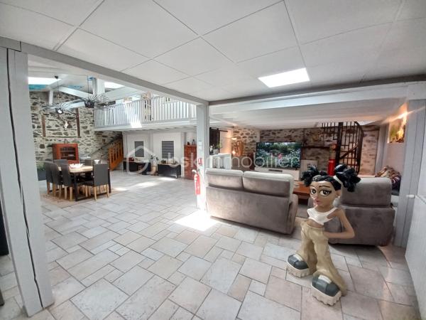 Découvrez au centre ville de Lourdes, ce magnifique Loft rénové de 203 m² environ.

 Il est vendu entièrement meublé, équipé, prêt à être utilisé. Construit dans les années 70, ce vaste espace entièrement rénové est idéal par son emplacement ainsi que par son aménagement.

Ce bien exceptionnel, présente des espaces de vie généreux et lumineux qui vous enchanteront. Parfaitement conservé, il promet un confort optimal grâce à sa rénovation de qualité.

Idéal pour ceux qui recherchent un environnement atypique, proche de toutes commodités.

En plus de l'appartement, un commerce de 49 m2 environ, avec entrée indépendante, une grande vitrine, une zone stockage et un sanitaire peut accueillir différents projets.

 Cet espace peut aussi devenir une extension du loft (garage, salon, atelier, salle de jeux,...). 

N'attendez pas contactez moi et je vous présente peut-être votre futur investissement....