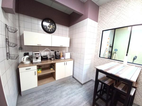 Découvrez au centre ville de Lourdes, ce magnifique Loft rénové de 203 m² environ.

 Il est vendu entièrement meublé, équipé, prêt à être utilisé. Construit dans les années 70, ce vaste espace entièrement rénové est idéal par son emplacement ainsi que par son aménagement.

Ce bien exceptionnel, présente des espaces de vie généreux et lumineux qui vous enchanteront. Parfaitement conservé, il promet un confort optimal grâce à sa rénovation de qualité.

Idéal pour ceux qui recherchent un environnement atypique, proche de toutes commodités.

En plus de l'appartement, un commerce de 49 m2 environ, avec entrée indépendante, une grande vitrine, une zone stockage et un sanitaire peut accueillir différents projets.

 Cet espace peut aussi devenir une extension du loft (garage, salon, atelier, salle de jeux,...). 

N'attendez pas contactez moi et je vous présente peut-être votre futur investissement....