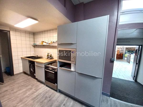 Découvrez au centre ville de Lourdes, ce magnifique Loft rénové de 203 m² environ.

 Il est vendu entièrement meublé, équipé, prêt à être utilisé. Construit dans les années 70, ce vaste espace entièrement rénové est idéal par son emplacement ainsi que par son aménagement.

Ce bien exceptionnel, présente des espaces de vie généreux et lumineux qui vous enchanteront. Parfaitement conservé, il promet un confort optimal grâce à sa rénovation de qualité.

Idéal pour ceux qui recherchent un environnement atypique, proche de toutes commodités.

En plus de l'appartement, un commerce de 49 m2 environ, avec entrée indépendante, une grande vitrine, une zone stockage et un sanitaire peut accueillir différents projets.

 Cet espace peut aussi devenir une extension du loft (garage, salon, atelier, salle de jeux,...). 

N'attendez pas contactez moi et je vous présente peut-être votre futur investissement....