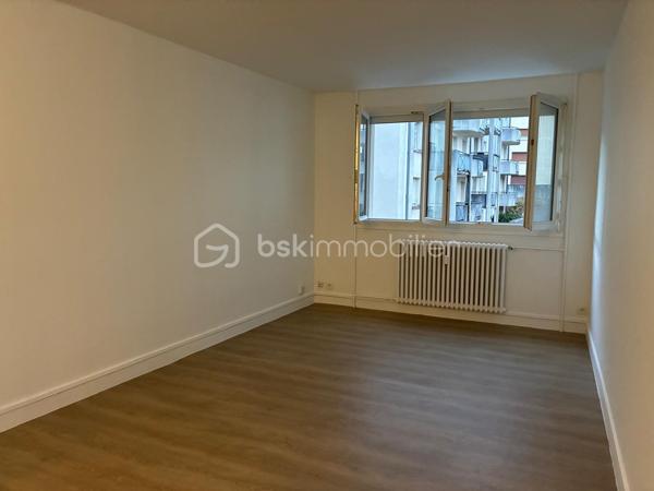 CHARTRES GARE – STUDIO 23 m² RÉNOVÉ – CALME ABSOLU – SANS TRAVAUX

Emplacement stratégique et tranquillité. À 300 mètres de la gare et à proximité immédiate de l'hyper-centre, ce studio de 23 m² (1er étage avec ascenseur) offre un compromis rare : l'hyper-accessibilité urbaine sans aucune nuisance, grâce à son exposition exclusivement sur cour.

Prestations et agencement optimisés : 
 - Entièrement refait à neuf (dont réseau électrique), l'appartement se compose :
                   • D'une pièce de vie lumineuse
                   • D'une véritable kitchenette séparée par une porte
                   • D'une salle d'eau avec WC
- Porte blindée à l'entrée de l'immeuble sécurisant l'accès
- Ascenseur
- Investissement sécurisé : L'isolation thermique par l'extérieur (ITE) et le ravalement de façade viennent d'être réalisés. Les derniers gros travaux (réfection complète de la cage d'escalier) sont d'ores et déjà votés et financés. Aucun appel de fonds exceptionnel n'est à prévoir.

Connectivité maximale :
• Pôle multimodal Compa (bus/cars) à 160 m
• Gare SNCF à 300 m
• Commerces (Carrefour City à 360 m) et centre-ville accessibles à pied
• Pôle d'enseignement (INSPE) à 1.3 km

Idéal pour un investissement locatif immédiat (étudiants, jeunes actifs, pendulaires) ou un premier achat rationnel.
Un bien rénové, calme et stratégiquement placé. Ne tardez pas pour organiser une visite.