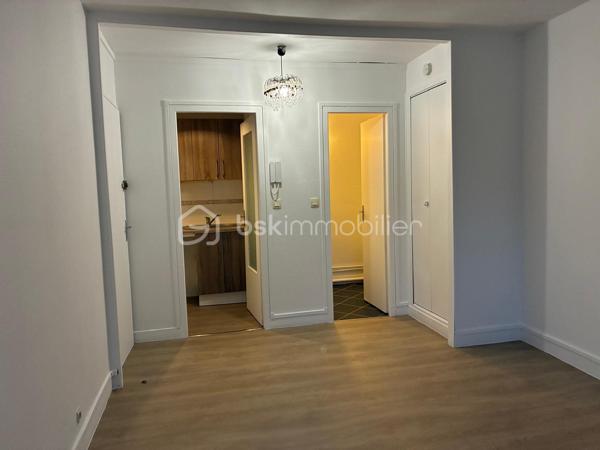 CHARTRES GARE – STUDIO 23 m² RÉNOVÉ – CALME ABSOLU – SANS TRAVAUX

Emplacement stratégique et tranquillité. À 300 mètres de la gare et à proximité immédiate de l'hyper-centre, ce studio de 23 m² (1er étage avec ascenseur) offre un compromis rare : l'hyper-accessibilité urbaine sans aucune nuisance, grâce à son exposition exclusivement sur cour.

Prestations et agencement optimisés : 
 - Entièrement refait à neuf (dont réseau électrique), l'appartement se compose :
                   • D'une pièce de vie lumineuse
                   • D'une véritable kitchenette séparée par une porte
                   • D'une salle d'eau avec WC
- Porte blindée à l'entrée de l'immeuble sécurisant l'accès
- Ascenseur
- Investissement sécurisé : L'isolation thermique par l'extérieur (ITE) et le ravalement de façade viennent d'être réalisés. Les derniers gros travaux (réfection complète de la cage d'escalier) sont d'ores et déjà votés et financés. Aucun appel de fonds exceptionnel n'est à prévoir.

Connectivité maximale :
• Pôle multimodal Compa (bus/cars) à 160 m
• Gare SNCF à 300 m
• Commerces (Carrefour City à 360 m) et centre-ville accessibles à pied
• Pôle d'enseignement (INSPE) à 1.3 km

Idéal pour un investissement locatif immédiat (étudiants, jeunes actifs, pendulaires) ou un premier achat rationnel.
Un bien rénové, calme et stratégiquement placé. Ne tardez pas pour organiser une visite.