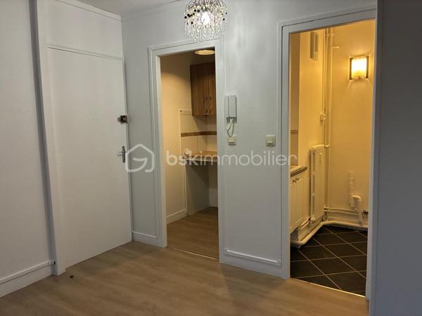 CHARTRES GARE – STUDIO 23 m² RÉNOVÉ – CALME ABSOLU – SANS TRAVAUX

Emplacement stratégique et tranquillité. À 300 mètres de la gare et à proximité immédiate de l'hyper-centre, ce studio de 23 m² (1er étage avec ascenseur) offre un compromis rare : l'hyper-accessibilité urbaine sans aucune nuisance, grâce à son exposition exclusivement sur cour.

Prestations et agencement optimisés : 
 - Entièrement refait à neuf (dont réseau électrique), l'appartement se compose :
                   • D'une pièce de vie lumineuse
                   • D'une véritable kitchenette séparée par une porte
                   • D'une salle d'eau avec WC
- Porte blindée à l'entrée de l'immeuble sécurisant l'accès
- Ascenseur
- Investissement sécurisé : L'isolation thermique par l'extérieur (ITE) et le ravalement de façade viennent d'être réalisés. Les derniers gros travaux (réfection complète de la cage d'escalier) sont d'ores et déjà votés et financés. Aucun appel de fonds exceptionnel n'est à prévoir.

Connectivité maximale :
• Pôle multimodal Compa (bus/cars) à 160 m
• Gare SNCF à 300 m
• Commerces (Carrefour City à 360 m) et centre-ville accessibles à pied
• Pôle d'enseignement (INSPE) à 1.3 km

Idéal pour un investissement locatif immédiat (étudiants, jeunes actifs, pendulaires) ou un premier achat rationnel.
Un bien rénové, calme et stratégiquement placé. Ne tardez pas pour organiser une visite.