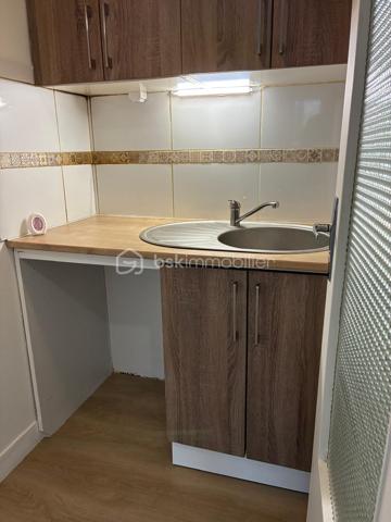 CHARTRES GARE – STUDIO 23 m² RÉNOVÉ – CALME ABSOLU – SANS TRAVAUX

Emplacement stratégique et tranquillité. À 300 mètres de la gare et à proximité immédiate de l'hyper-centre, ce studio de 23 m² (1er étage avec ascenseur) offre un compromis rare : l'hyper-accessibilité urbaine sans aucune nuisance, grâce à son exposition exclusivement sur cour.

Prestations et agencement optimisés : 
 - Entièrement refait à neuf (dont réseau électrique), l'appartement se compose :
                   • D'une pièce de vie lumineuse
                   • D'une véritable kitchenette séparée par une porte
                   • D'une salle d'eau avec WC
- Porte blindée à l'entrée de l'immeuble sécurisant l'accès
- Ascenseur
- Investissement sécurisé : L'isolation thermique par l'extérieur (ITE) et le ravalement de façade viennent d'être réalisés. Les derniers gros travaux (réfection complète de la cage d'escalier) sont d'ores et déjà votés et financés. Aucun appel de fonds exceptionnel n'est à prévoir.

Connectivité maximale :
• Pôle multimodal Compa (bus/cars) à 160 m
• Gare SNCF à 300 m
• Commerces (Carrefour City à 360 m) et centre-ville accessibles à pied
• Pôle d'enseignement (INSPE) à 1.3 km

Idéal pour un investissement locatif immédiat (étudiants, jeunes actifs, pendulaires) ou un premier achat rationnel.
Un bien rénové, calme et stratégiquement placé. Ne tardez pas pour organiser une visite.