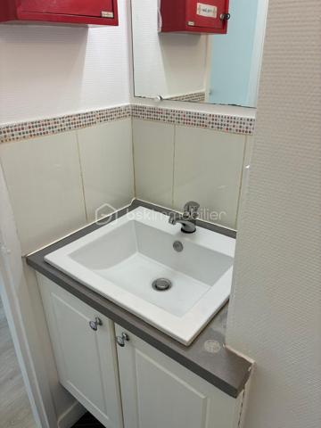 CHARTRES GARE – STUDIO 23 m² RÉNOVÉ – CALME ABSOLU – SANS TRAVAUX

Emplacement stratégique et tranquillité. À 300 mètres de la gare et à proximité immédiate de l'hyper-centre, ce studio de 23 m² (1er étage avec ascenseur) offre un compromis rare : l'hyper-accessibilité urbaine sans aucune nuisance, grâce à son exposition exclusivement sur cour.

Prestations et agencement optimisés : 
 - Entièrement refait à neuf (dont réseau électrique), l'appartement se compose :
                   • D'une pièce de vie lumineuse
                   • D'une véritable kitchenette séparée par une porte
                   • D'une salle d'eau avec WC
- Porte blindée à l'entrée de l'immeuble sécurisant l'accès
- Ascenseur
- Investissement sécurisé : L'isolation thermique par l'extérieur (ITE) et le ravalement de façade viennent d'être réalisés. Les derniers gros travaux (réfection complète de la cage d'escalier) sont d'ores et déjà votés et financés. Aucun appel de fonds exceptionnel n'est à prévoir.

Connectivité maximale :
• Pôle multimodal Compa (bus/cars) à 160 m
• Gare SNCF à 300 m
• Commerces (Carrefour City à 360 m) et centre-ville accessibles à pied
• Pôle d'enseignement (INSPE) à 1.3 km

Idéal pour un investissement locatif immédiat (étudiants, jeunes actifs, pendulaires) ou un premier achat rationnel.
Un bien rénové, calme et stratégiquement placé. Ne tardez pas pour organiser une visite.