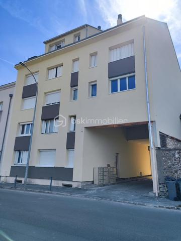 CHARTRES GARE – STUDIO 23 m² RÉNOVÉ – CALME ABSOLU – SANS TRAVAUX

Emplacement stratégique et tranquillité. À 300 mètres de la gare et à proximité immédiate de l'hyper-centre, ce studio de 23 m² (1er étage avec ascenseur) offre un compromis rare : l'hyper-accessibilité urbaine sans aucune nuisance, grâce à son exposition exclusivement sur cour.

Prestations et agencement optimisés : 
 - Entièrement refait à neuf (dont réseau électrique), l'appartement se compose :
                   • D'une pièce de vie lumineuse
                   • D'une véritable kitchenette séparée par une porte
                   • D'une salle d'eau avec WC
- Porte blindée à l'entrée de l'immeuble sécurisant l'accès
- Ascenseur
- Investissement sécurisé : L'isolation thermique par l'extérieur (ITE) et le ravalement de façade viennent d'être réalisés. Les derniers gros travaux (réfection complète de la cage d'escalier) sont d'ores et déjà votés et financés. Aucun appel de fonds exceptionnel n'est à prévoir.

Connectivité maximale :
• Pôle multimodal Compa (bus/cars) à 160 m
• Gare SNCF à 300 m
• Commerces (Carrefour City à 360 m) et centre-ville accessibles à pied
• Pôle d'enseignement (INSPE) à 1.3 km

Idéal pour un investissement locatif immédiat (étudiants, jeunes actifs, pendulaires) ou un premier achat rationnel.
Un bien rénové, calme et stratégiquement placé. Ne tardez pas pour organiser une visite.