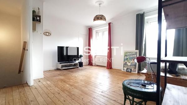 Grande maison en granite dans une commune du littoral