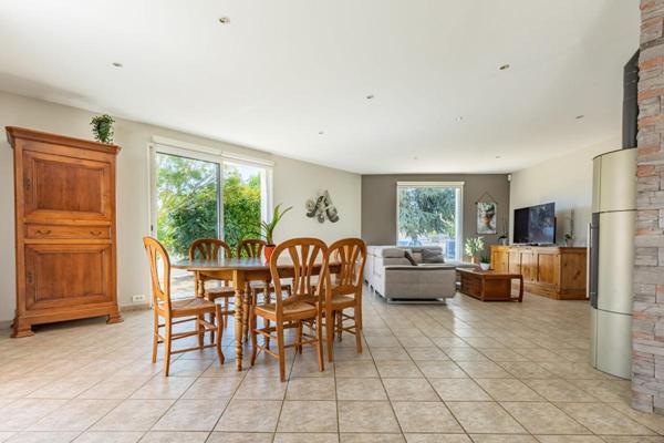Maison Mouzillon 6 P . 4 Chs . Bureau . 177.85 M² . Double garages . T 1153 M² . Sous-sol