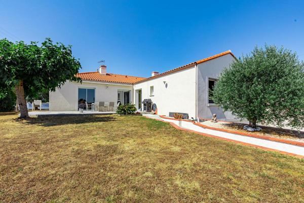 Maison Mouzillon 6 P . 4 Chs . Bureau . 177.85 M² . Double garages . T 1153 M² . Sous-sol