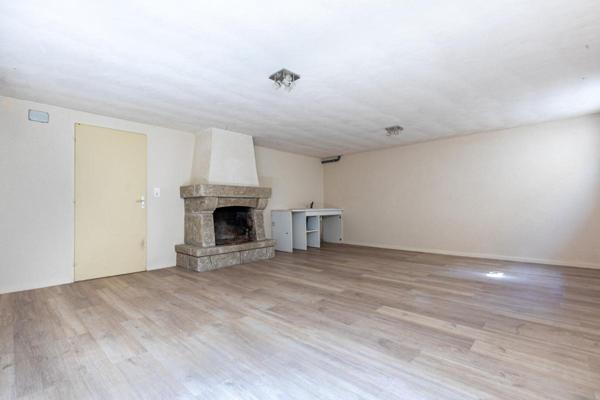 Maison Mouzillon 6 P . 4 Chs . Bureau . 177.85 M² . Double garages . T 1153 M² . Sous-sol