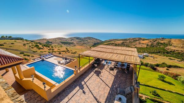 TANGER /ASILAH  GRANDE PROPRIETE  SUR L'OCEAN  SUR UN JARDIN DE 6000 M2