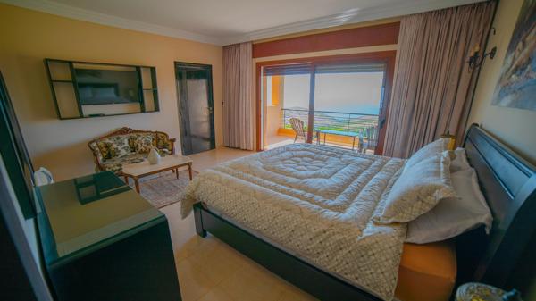 TANGER /ASILAH  GRANDE PROPRIETE  SUR L'OCEAN  SUR UN JARDIN DE 6000 M2