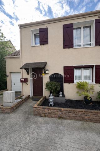 Cette maison de 81 m² se situe à Gonesse, dans un environnement calme et résidentiel à 5 minutes des commodités et 20 minutes de la gare à pied. Le bien, entretenu avec soin, offre des espaces de vie agréables répartis sur deux niveaux.

REZ-DE-CHAUSSÉE :

Dès l'entrée, vous découvrez un grand séjour lumineux qui donne directement sur une véranda de belle dimension. Exposée de manière optimale, cette véranda constitue un véritable atout pour profiter de la lumière naturelle tout au long de la journée. Elle s'ouvre sur un petit jardin, espace extérieur appréciable pour les beaux jours, propice aux repas en plein air et aux moments de détente estivale. Le rez-de-chaussée comprend également un coin cuisine équipée, fonctionnel et bien pensé, attenant à un espace salle à manger permettant de recevoir confortablement.

ÉTAGE :

L'étage accueille trois chambres de taille convenable, offrant suffisamment d'espace pour une famille ou pour aménager un bureau selon vos besoins. La distribution des pièces permet à chacun de bénéficier de son intimité. Les chambres sont lumineuses et faciles à aménager.

EXTÉRIEUR :

Le jardin, bien que de taille modeste, constitue un prolongement agréable de la maison. Il permet de profiter de l'extérieur sans nécessiter un entretien trop contraignant. La véranda fait le lien entre l'intérieur et cet espace vert, créant une continuité harmonieuse. Un garage accolé complète ce bien.

ENVIRONNEMENT :

Située à Gonesse, cette maison bénéficie d'un secteur calme, propice à une vie de famille sereine. Vous profiterez de la proximité des commerces, des écoles et des axes de transport tout en résidant dans un cadre paisible. La ville offre toutes les commodités nécessaires au quotidien, avec un bon équilibre entre vie urbaine et tranquillité résidentielle.

Cette maison représente une opportunité pour ceux qui recherchent un bien fonctionnel, bien entretenu, dans un quartier calme de Gonesse. La véranda et le jardin constituent de véritables plus pour profiter pleinement des espaces extérieurs.

Contactez-nous pour organiser votre visite.