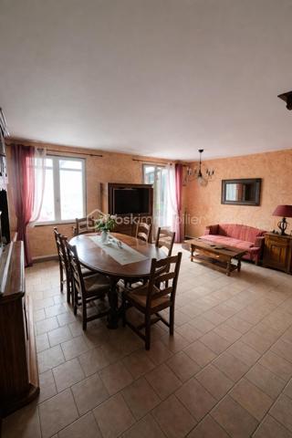 Cette maison de 81 m² se situe à Gonesse, dans un environnement calme et résidentiel à 5 minutes des commodités et 20 minutes de la gare à pied. Le bien, entretenu avec soin, offre des espaces de vie agréables répartis sur deux niveaux.

REZ-DE-CHAUSSÉE :

Dès l'entrée, vous découvrez un grand séjour lumineux qui donne directement sur une véranda de belle dimension. Exposée de manière optimale, cette véranda constitue un véritable atout pour profiter de la lumière naturelle tout au long de la journée. Elle s'ouvre sur un petit jardin, espace extérieur appréciable pour les beaux jours, propice aux repas en plein air et aux moments de détente estivale. Le rez-de-chaussée comprend également un coin cuisine équipée, fonctionnel et bien pensé, attenant à un espace salle à manger permettant de recevoir confortablement.

ÉTAGE :

L'étage accueille trois chambres de taille convenable, offrant suffisamment d'espace pour une famille ou pour aménager un bureau selon vos besoins. La distribution des pièces permet à chacun de bénéficier de son intimité. Les chambres sont lumineuses et faciles à aménager.

EXTÉRIEUR :

Le jardin, bien que de taille modeste, constitue un prolongement agréable de la maison. Il permet de profiter de l'extérieur sans nécessiter un entretien trop contraignant. La véranda fait le lien entre l'intérieur et cet espace vert, créant une continuité harmonieuse. Un garage accolé complète ce bien.

ENVIRONNEMENT :

Située à Gonesse, cette maison bénéficie d'un secteur calme, propice à une vie de famille sereine. Vous profiterez de la proximité des commerces, des écoles et des axes de transport tout en résidant dans un cadre paisible. La ville offre toutes les commodités nécessaires au quotidien, avec un bon équilibre entre vie urbaine et tranquillité résidentielle.

Cette maison représente une opportunité pour ceux qui recherchent un bien fonctionnel, bien entretenu, dans un quartier calme de Gonesse. La véranda et le jardin constituent de véritables plus pour profiter pleinement des espaces extérieurs.

Contactez-nous pour organiser votre visite.