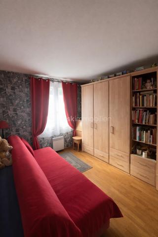 Cette maison de 81 m² se situe à Gonesse, dans un environnement calme et résidentiel à 5 minutes des commodités et 20 minutes de la gare à pied. Le bien, entretenu avec soin, offre des espaces de vie agréables répartis sur deux niveaux.

REZ-DE-CHAUSSÉE :

Dès l'entrée, vous découvrez un grand séjour lumineux qui donne directement sur une véranda de belle dimension. Exposée de manière optimale, cette véranda constitue un véritable atout pour profiter de la lumière naturelle tout au long de la journée. Elle s'ouvre sur un petit jardin, espace extérieur appréciable pour les beaux jours, propice aux repas en plein air et aux moments de détente estivale. Le rez-de-chaussée comprend également un coin cuisine équipée, fonctionnel et bien pensé, attenant à un espace salle à manger permettant de recevoir confortablement.

ÉTAGE :

L'étage accueille trois chambres de taille convenable, offrant suffisamment d'espace pour une famille ou pour aménager un bureau selon vos besoins. La distribution des pièces permet à chacun de bénéficier de son intimité. Les chambres sont lumineuses et faciles à aménager.

EXTÉRIEUR :

Le jardin, bien que de taille modeste, constitue un prolongement agréable de la maison. Il permet de profiter de l'extérieur sans nécessiter un entretien trop contraignant. La véranda fait le lien entre l'intérieur et cet espace vert, créant une continuité harmonieuse. Un garage accolé complète ce bien.

ENVIRONNEMENT :

Située à Gonesse, cette maison bénéficie d'un secteur calme, propice à une vie de famille sereine. Vous profiterez de la proximité des commerces, des écoles et des axes de transport tout en résidant dans un cadre paisible. La ville offre toutes les commodités nécessaires au quotidien, avec un bon équilibre entre vie urbaine et tranquillité résidentielle.

Cette maison représente une opportunité pour ceux qui recherchent un bien fonctionnel, bien entretenu, dans un quartier calme de Gonesse. La véranda et le jardin constituent de véritables plus pour profiter pleinement des espaces extérieurs.

Contactez-nous pour organiser votre visite.