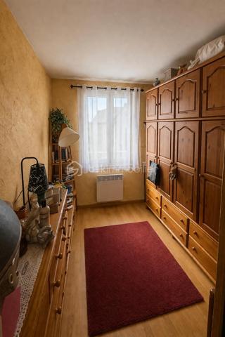 Cette maison de 81 m² se situe à Gonesse, dans un environnement calme et résidentiel à 5 minutes des commodités et 20 minutes de la gare à pied. Le bien, entretenu avec soin, offre des espaces de vie agréables répartis sur deux niveaux.

REZ-DE-CHAUSSÉE :

Dès l'entrée, vous découvrez un grand séjour lumineux qui donne directement sur une véranda de belle dimension. Exposée de manière optimale, cette véranda constitue un véritable atout pour profiter de la lumière naturelle tout au long de la journée. Elle s'ouvre sur un petit jardin, espace extérieur appréciable pour les beaux jours, propice aux repas en plein air et aux moments de détente estivale. Le rez-de-chaussée comprend également un coin cuisine équipée, fonctionnel et bien pensé, attenant à un espace salle à manger permettant de recevoir confortablement.

ÉTAGE :

L'étage accueille trois chambres de taille convenable, offrant suffisamment d'espace pour une famille ou pour aménager un bureau selon vos besoins. La distribution des pièces permet à chacun de bénéficier de son intimité. Les chambres sont lumineuses et faciles à aménager.

EXTÉRIEUR :

Le jardin, bien que de taille modeste, constitue un prolongement agréable de la maison. Il permet de profiter de l'extérieur sans nécessiter un entretien trop contraignant. La véranda fait le lien entre l'intérieur et cet espace vert, créant une continuité harmonieuse. Un garage accolé complète ce bien.

ENVIRONNEMENT :

Située à Gonesse, cette maison bénéficie d'un secteur calme, propice à une vie de famille sereine. Vous profiterez de la proximité des commerces, des écoles et des axes de transport tout en résidant dans un cadre paisible. La ville offre toutes les commodités nécessaires au quotidien, avec un bon équilibre entre vie urbaine et tranquillité résidentielle.

Cette maison représente une opportunité pour ceux qui recherchent un bien fonctionnel, bien entretenu, dans un quartier calme de Gonesse. La véranda et le jardin constituent de véritables plus pour profiter pleinement des espaces extérieurs.

Contactez-nous pour organiser votre visite.