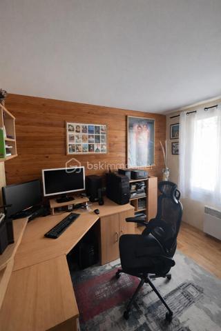 Cette maison de 81 m² se situe à Gonesse, dans un environnement calme et résidentiel à 5 minutes des commodités et 20 minutes de la gare à pied. Le bien, entretenu avec soin, offre des espaces de vie agréables répartis sur deux niveaux.

REZ-DE-CHAUSSÉE :

Dès l'entrée, vous découvrez un grand séjour lumineux qui donne directement sur une véranda de belle dimension. Exposée de manière optimale, cette véranda constitue un véritable atout pour profiter de la lumière naturelle tout au long de la journée. Elle s'ouvre sur un petit jardin, espace extérieur appréciable pour les beaux jours, propice aux repas en plein air et aux moments de détente estivale. Le rez-de-chaussée comprend également un coin cuisine équipée, fonctionnel et bien pensé, attenant à un espace salle à manger permettant de recevoir confortablement.

ÉTAGE :

L'étage accueille trois chambres de taille convenable, offrant suffisamment d'espace pour une famille ou pour aménager un bureau selon vos besoins. La distribution des pièces permet à chacun de bénéficier de son intimité. Les chambres sont lumineuses et faciles à aménager.

EXTÉRIEUR :

Le jardin, bien que de taille modeste, constitue un prolongement agréable de la maison. Il permet de profiter de l'extérieur sans nécessiter un entretien trop contraignant. La véranda fait le lien entre l'intérieur et cet espace vert, créant une continuité harmonieuse. Un garage accolé complète ce bien.

ENVIRONNEMENT :

Située à Gonesse, cette maison bénéficie d'un secteur calme, propice à une vie de famille sereine. Vous profiterez de la proximité des commerces, des écoles et des axes de transport tout en résidant dans un cadre paisible. La ville offre toutes les commodités nécessaires au quotidien, avec un bon équilibre entre vie urbaine et tranquillité résidentielle.

Cette maison représente une opportunité pour ceux qui recherchent un bien fonctionnel, bien entretenu, dans un quartier calme de Gonesse. La véranda et le jardin constituent de véritables plus pour profiter pleinement des espaces extérieurs.

Contactez-nous pour organiser votre visite.