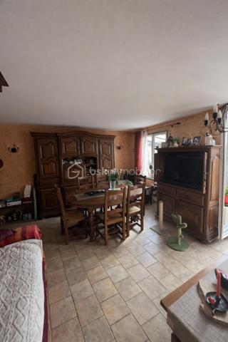 Cette maison de 81 m² se situe à Gonesse, dans un environnement calme et résidentiel à 5 minutes des commodités et 20 minutes de la gare à pied. Le bien, entretenu avec soin, offre des espaces de vie agréables répartis sur deux niveaux.

REZ-DE-CHAUSSÉE :

Dès l'entrée, vous découvrez un grand séjour lumineux qui donne directement sur une véranda de belle dimension. Exposée de manière optimale, cette véranda constitue un véritable atout pour profiter de la lumière naturelle tout au long de la journée. Elle s'ouvre sur un petit jardin, espace extérieur appréciable pour les beaux jours, propice aux repas en plein air et aux moments de détente estivale. Le rez-de-chaussée comprend également un coin cuisine équipée, fonctionnel et bien pensé, attenant à un espace salle à manger permettant de recevoir confortablement.

ÉTAGE :

L'étage accueille trois chambres de taille convenable, offrant suffisamment d'espace pour une famille ou pour aménager un bureau selon vos besoins. La distribution des pièces permet à chacun de bénéficier de son intimité. Les chambres sont lumineuses et faciles à aménager.

EXTÉRIEUR :

Le jardin, bien que de taille modeste, constitue un prolongement agréable de la maison. Il permet de profiter de l'extérieur sans nécessiter un entretien trop contraignant. La véranda fait le lien entre l'intérieur et cet espace vert, créant une continuité harmonieuse. Un garage accolé complète ce bien.

ENVIRONNEMENT :

Située à Gonesse, cette maison bénéficie d'un secteur calme, propice à une vie de famille sereine. Vous profiterez de la proximité des commerces, des écoles et des axes de transport tout en résidant dans un cadre paisible. La ville offre toutes les commodités nécessaires au quotidien, avec un bon équilibre entre vie urbaine et tranquillité résidentielle.

Cette maison représente une opportunité pour ceux qui recherchent un bien fonctionnel, bien entretenu, dans un quartier calme de Gonesse. La véranda et le jardin constituent de véritables plus pour profiter pleinement des espaces extérieurs.

Contactez-nous pour organiser votre visite.