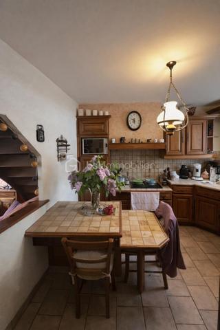 Cette maison de 81 m² se situe à Gonesse, dans un environnement calme et résidentiel à 5 minutes des commodités et 20 minutes de la gare à pied. Le bien, entretenu avec soin, offre des espaces de vie agréables répartis sur deux niveaux.

REZ-DE-CHAUSSÉE :

Dès l'entrée, vous découvrez un grand séjour lumineux qui donne directement sur une véranda de belle dimension. Exposée de manière optimale, cette véranda constitue un véritable atout pour profiter de la lumière naturelle tout au long de la journée. Elle s'ouvre sur un petit jardin, espace extérieur appréciable pour les beaux jours, propice aux repas en plein air et aux moments de détente estivale. Le rez-de-chaussée comprend également un coin cuisine équipée, fonctionnel et bien pensé, attenant à un espace salle à manger permettant de recevoir confortablement.

ÉTAGE :

L'étage accueille trois chambres de taille convenable, offrant suffisamment d'espace pour une famille ou pour aménager un bureau selon vos besoins. La distribution des pièces permet à chacun de bénéficier de son intimité. Les chambres sont lumineuses et faciles à aménager.

EXTÉRIEUR :

Le jardin, bien que de taille modeste, constitue un prolongement agréable de la maison. Il permet de profiter de l'extérieur sans nécessiter un entretien trop contraignant. La véranda fait le lien entre l'intérieur et cet espace vert, créant une continuité harmonieuse. Un garage accolé complète ce bien.

ENVIRONNEMENT :

Située à Gonesse, cette maison bénéficie d'un secteur calme, propice à une vie de famille sereine. Vous profiterez de la proximité des commerces, des écoles et des axes de transport tout en résidant dans un cadre paisible. La ville offre toutes les commodités nécessaires au quotidien, avec un bon équilibre entre vie urbaine et tranquillité résidentielle.

Cette maison représente une opportunité pour ceux qui recherchent un bien fonctionnel, bien entretenu, dans un quartier calme de Gonesse. La véranda et le jardin constituent de véritables plus pour profiter pleinement des espaces extérieurs.

Contactez-nous pour organiser votre visite.