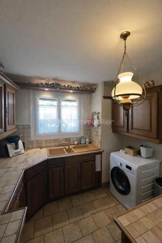 Cette maison de 81 m² se situe à Gonesse, dans un environnement calme et résidentiel à 5 minutes des commodités et 20 minutes de la gare à pied. Le bien, entretenu avec soin, offre des espaces de vie agréables répartis sur deux niveaux.

REZ-DE-CHAUSSÉE :

Dès l'entrée, vous découvrez un grand séjour lumineux qui donne directement sur une véranda de belle dimension. Exposée de manière optimale, cette véranda constitue un véritable atout pour profiter de la lumière naturelle tout au long de la journée. Elle s'ouvre sur un petit jardin, espace extérieur appréciable pour les beaux jours, propice aux repas en plein air et aux moments de détente estivale. Le rez-de-chaussée comprend également un coin cuisine équipée, fonctionnel et bien pensé, attenant à un espace salle à manger permettant de recevoir confortablement.

ÉTAGE :

L'étage accueille trois chambres de taille convenable, offrant suffisamment d'espace pour une famille ou pour aménager un bureau selon vos besoins. La distribution des pièces permet à chacun de bénéficier de son intimité. Les chambres sont lumineuses et faciles à aménager.

EXTÉRIEUR :

Le jardin, bien que de taille modeste, constitue un prolongement agréable de la maison. Il permet de profiter de l'extérieur sans nécessiter un entretien trop contraignant. La véranda fait le lien entre l'intérieur et cet espace vert, créant une continuité harmonieuse. Un garage accolé complète ce bien.

ENVIRONNEMENT :

Située à Gonesse, cette maison bénéficie d'un secteur calme, propice à une vie de famille sereine. Vous profiterez de la proximité des commerces, des écoles et des axes de transport tout en résidant dans un cadre paisible. La ville offre toutes les commodités nécessaires au quotidien, avec un bon équilibre entre vie urbaine et tranquillité résidentielle.

Cette maison représente une opportunité pour ceux qui recherchent un bien fonctionnel, bien entretenu, dans un quartier calme de Gonesse. La véranda et le jardin constituent de véritables plus pour profiter pleinement des espaces extérieurs.

Contactez-nous pour organiser votre visite.