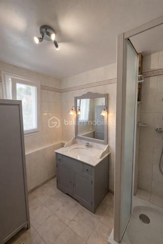Cette maison de 81 m² se situe à Gonesse, dans un environnement calme et résidentiel à 5 minutes des commodités et 20 minutes de la gare à pied. Le bien, entretenu avec soin, offre des espaces de vie agréables répartis sur deux niveaux.

REZ-DE-CHAUSSÉE :

Dès l'entrée, vous découvrez un grand séjour lumineux qui donne directement sur une véranda de belle dimension. Exposée de manière optimale, cette véranda constitue un véritable atout pour profiter de la lumière naturelle tout au long de la journée. Elle s'ouvre sur un petit jardin, espace extérieur appréciable pour les beaux jours, propice aux repas en plein air et aux moments de détente estivale. Le rez-de-chaussée comprend également un coin cuisine équipée, fonctionnel et bien pensé, attenant à un espace salle à manger permettant de recevoir confortablement.

ÉTAGE :

L'étage accueille trois chambres de taille convenable, offrant suffisamment d'espace pour une famille ou pour aménager un bureau selon vos besoins. La distribution des pièces permet à chacun de bénéficier de son intimité. Les chambres sont lumineuses et faciles à aménager.

EXTÉRIEUR :

Le jardin, bien que de taille modeste, constitue un prolongement agréable de la maison. Il permet de profiter de l'extérieur sans nécessiter un entretien trop contraignant. La véranda fait le lien entre l'intérieur et cet espace vert, créant une continuité harmonieuse. Un garage accolé complète ce bien.

ENVIRONNEMENT :

Située à Gonesse, cette maison bénéficie d'un secteur calme, propice à une vie de famille sereine. Vous profiterez de la proximité des commerces, des écoles et des axes de transport tout en résidant dans un cadre paisible. La ville offre toutes les commodités nécessaires au quotidien, avec un bon équilibre entre vie urbaine et tranquillité résidentielle.

Cette maison représente une opportunité pour ceux qui recherchent un bien fonctionnel, bien entretenu, dans un quartier calme de Gonesse. La véranda et le jardin constituent de véritables plus pour profiter pleinement des espaces extérieurs.

Contactez-nous pour organiser votre visite.
