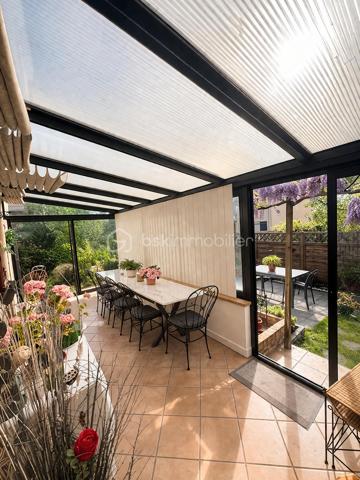 Cette maison de 81 m² se situe à Gonesse, dans un environnement calme et résidentiel à 5 minutes des commodités et 20 minutes de la gare à pied. Le bien, entretenu avec soin, offre des espaces de vie agréables répartis sur deux niveaux.

REZ-DE-CHAUSSÉE :

Dès l'entrée, vous découvrez un grand séjour lumineux qui donne directement sur une véranda de belle dimension. Exposée de manière optimale, cette véranda constitue un véritable atout pour profiter de la lumière naturelle tout au long de la journée. Elle s'ouvre sur un petit jardin, espace extérieur appréciable pour les beaux jours, propice aux repas en plein air et aux moments de détente estivale. Le rez-de-chaussée comprend également un coin cuisine équipée, fonctionnel et bien pensé, attenant à un espace salle à manger permettant de recevoir confortablement.

ÉTAGE :

L'étage accueille trois chambres de taille convenable, offrant suffisamment d'espace pour une famille ou pour aménager un bureau selon vos besoins. La distribution des pièces permet à chacun de bénéficier de son intimité. Les chambres sont lumineuses et faciles à aménager.

EXTÉRIEUR :

Le jardin, bien que de taille modeste, constitue un prolongement agréable de la maison. Il permet de profiter de l'extérieur sans nécessiter un entretien trop contraignant. La véranda fait le lien entre l'intérieur et cet espace vert, créant une continuité harmonieuse. Un garage accolé complète ce bien.

ENVIRONNEMENT :

Située à Gonesse, cette maison bénéficie d'un secteur calme, propice à une vie de famille sereine. Vous profiterez de la proximité des commerces, des écoles et des axes de transport tout en résidant dans un cadre paisible. La ville offre toutes les commodités nécessaires au quotidien, avec un bon équilibre entre vie urbaine et tranquillité résidentielle.

Cette maison représente une opportunité pour ceux qui recherchent un bien fonctionnel, bien entretenu, dans un quartier calme de Gonesse. La véranda et le jardin constituent de véritables plus pour profiter pleinement des espaces extérieurs.

Contactez-nous pour organiser votre visite.