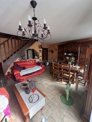 Cette maison de 81 m² se situe à Gonesse, dans un environnement calme et résidentiel à 5 minutes des commodités et 20 minutes de la gare à pied. Le bien, entretenu avec soin, offre des espaces de vie agréables répartis sur deux niveaux.

REZ-DE-CHAUSSÉE :

Dès l'entrée, vous découvrez un grand séjour lumineux qui donne directement sur une véranda de belle dimension. Exposée de manière optimale, cette véranda constitue un véritable atout pour profiter de la lumière naturelle tout au long de la journée. Elle s'ouvre sur un petit jardin, espace extérieur appréciable pour les beaux jours, propice aux repas en plein air et aux moments de détente estivale. Le rez-de-chaussée comprend également un coin cuisine équipée, fonctionnel et bien pensé, attenant à un espace salle à manger permettant de recevoir confortablement.

ÉTAGE :

L'étage accueille trois chambres de taille convenable, offrant suffisamment d'espace pour une famille ou pour aménager un bureau selon vos besoins. La distribution des pièces permet à chacun de bénéficier de son intimité. Les chambres sont lumineuses et faciles à aménager.

EXTÉRIEUR :

Le jardin, bien que de taille modeste, constitue un prolongement agréable de la maison. Il permet de profiter de l'extérieur sans nécessiter un entretien trop contraignant. La véranda fait le lien entre l'intérieur et cet espace vert, créant une continuité harmonieuse. Un garage accolé complète ce bien.

ENVIRONNEMENT :

Située à Gonesse, cette maison bénéficie d'un secteur calme, propice à une vie de famille sereine. Vous profiterez de la proximité des commerces, des écoles et des axes de transport tout en résidant dans un cadre paisible. La ville offre toutes les commodités nécessaires au quotidien, avec un bon équilibre entre vie urbaine et tranquillité résidentielle.

Cette maison représente une opportunité pour ceux qui recherchent un bien fonctionnel, bien entretenu, dans un quartier calme de Gonesse. La véranda et le jardin constituent de véritables plus pour profiter pleinement des espaces extérieurs.

Contactez-nous pour organiser votre visite.